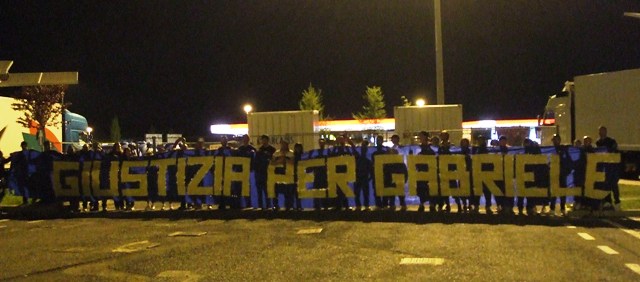 Lo striscione per Gabbo, a Badia al Pino.